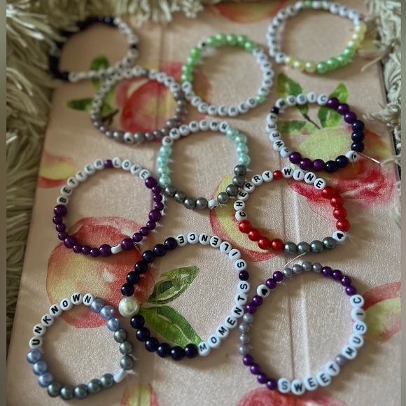 HOZIER FRIENDSHIP BRACELET SET OF 6 - Picture 5 of 6